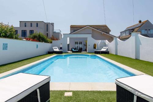 East Wittering House | Vibrant Seafront Home for 10 with Pool