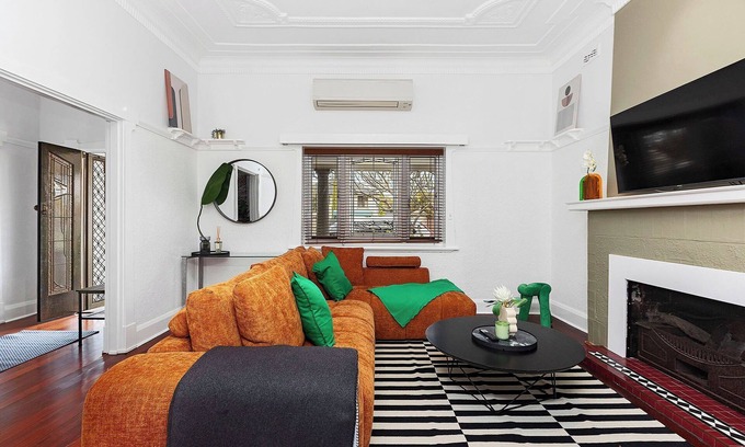 Bedford House | Vibrant Urban Retreat – Chic Lounge & Garden Deck | 4BR in Bedford