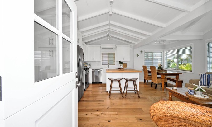 South Laguna Apartment | Victoria Beach Getaway