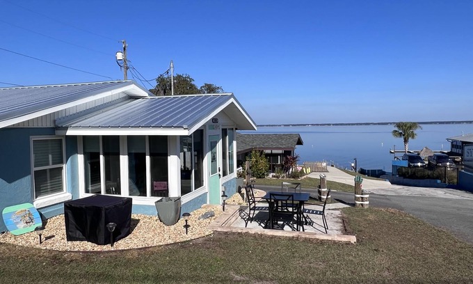 Weirsdale Cottage | View of Lake Weir & private beach access