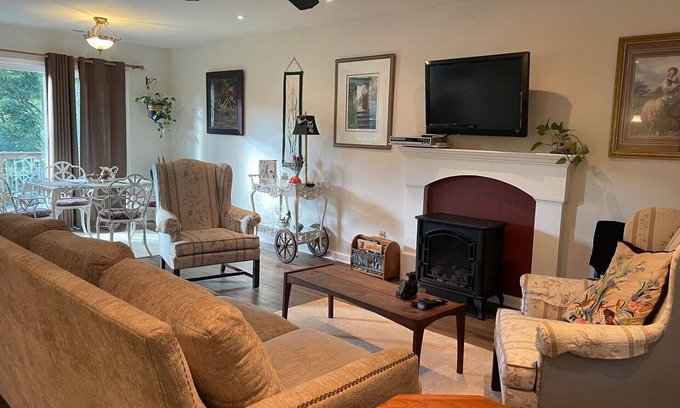 West Jefferson House | Views! Paved Road! KING & Queen beds! 1 FLOOR! 8 min to W Jeff, 30 min to Boone