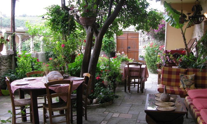 Sarkhos Hotel | Viglatoras