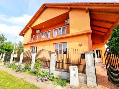 Sanmihaiu Roman Apartment | Vilă cu 3 dormitoare la etaj