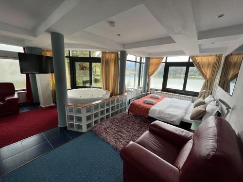 Colibita House | Vila Franceză - Cazare cu jacuzzi pe malul lacului Colibița