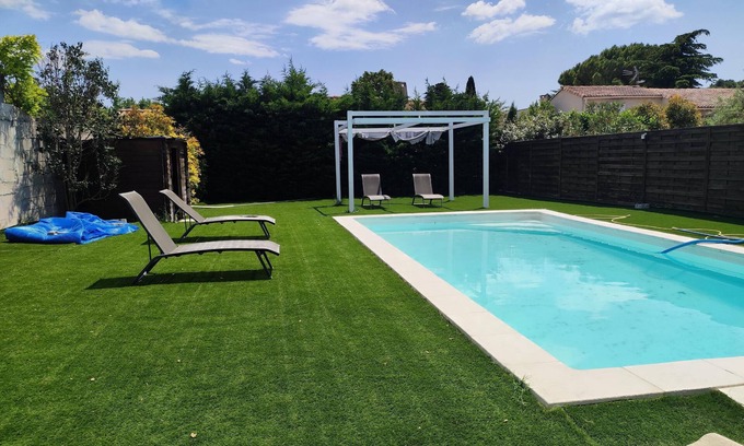 Saint-Saturnin-les-Avignon Villa | Villa Provençale