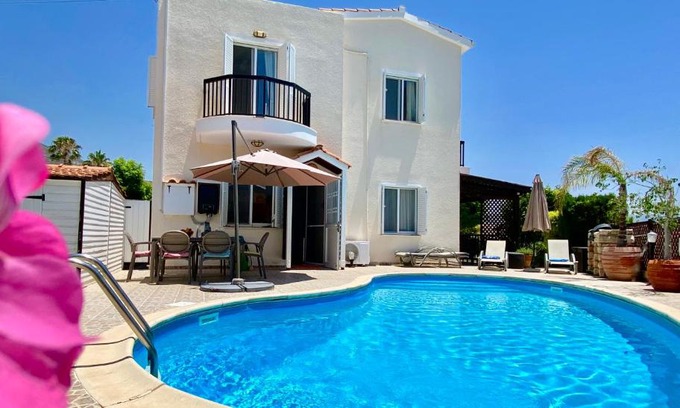 Peyia Town Villa | VILLA ALICIA with priv pool, beautiful garden and shady veranda- 5 min to the beach