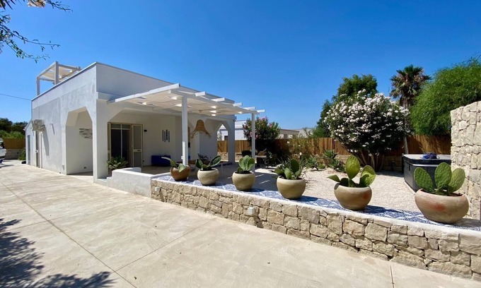 Pachino House | Villa Aroi just a stone's throw from the sea!
