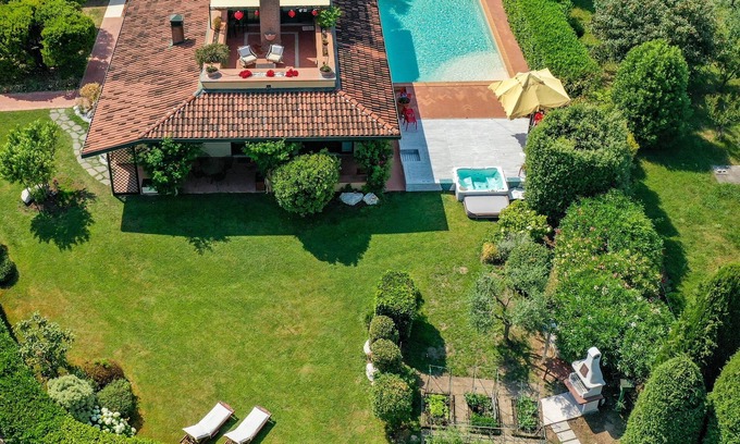 Padenghe sul Garda Villa | Villa Artemisia - elegance & relaxation just 300 m from Lake Garda