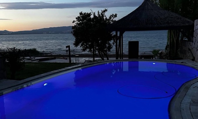 Orhangazi Villa | Villa Atroa Lakehouse - 4 Bedroom Villa on İznik Lake