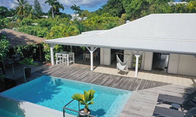 Saint-Francois House | Villa Avocatier Salt pool in a tropical garden