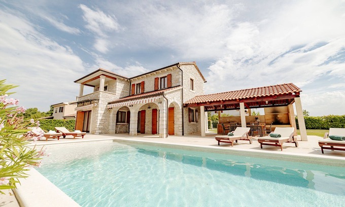 Visnjan House | Villa Begonia: Beautiful stone villa with large private pool