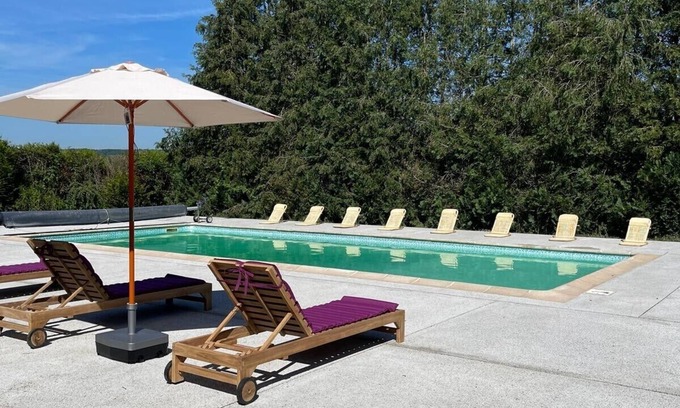 Cezy Villa | Villa Bien-être et Fête : Jacuzzi, Sauna, Court de Tennis, Piscine D'été, Étang
