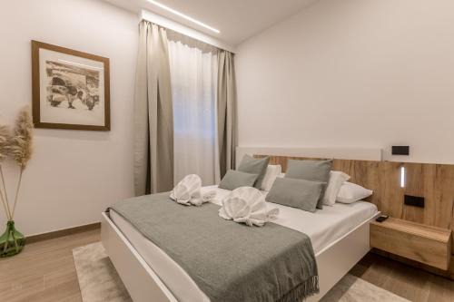 Quartiere Coppede Apartment | Villa Borghese - Futuristic Suite