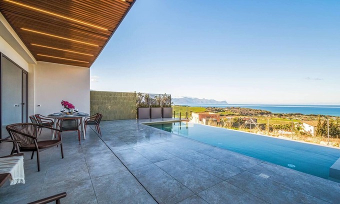 Partinico Villa | Villa Brezza: Infinity Pool with Sea View