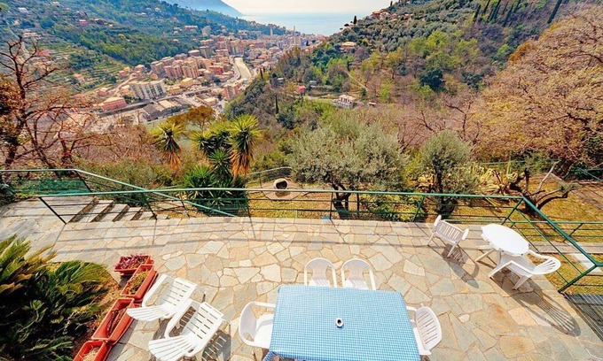 Recco Villa | Villa Calida, fully refundable with voucher*: A welcoming three-story villa which faces the sun and the sea, with Free WI-FI.