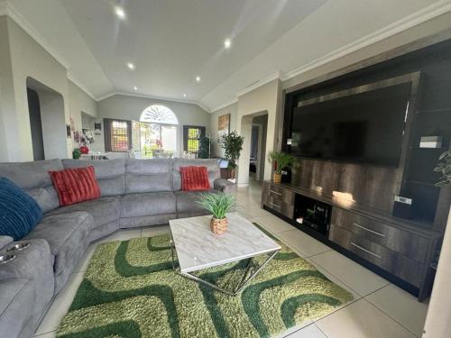 Port Edward Ski Chalet | Villa Caylee Caribbean Estates - Ultra-Luxurious - Rimas Interiors Designs - Private Beachfront Escape - Premium serviced for 8 Guests