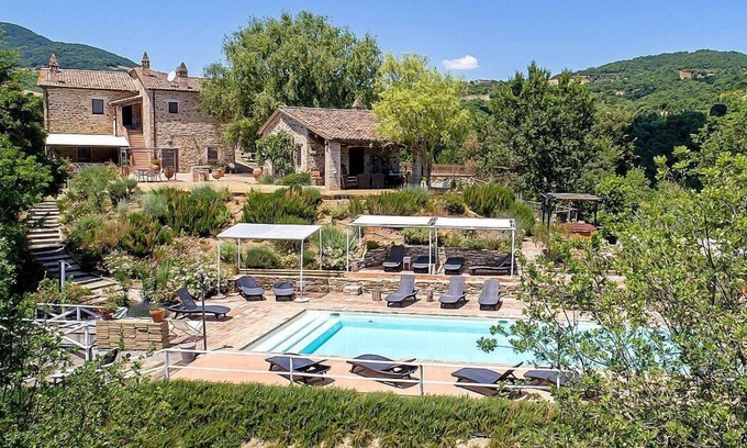 Umbertide House | Villa Cenobio F: A characteristic and welcoming apartment that is part of an ancient country house made of stone, with Free WI-FI.