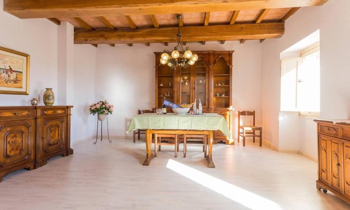 Sigillo Apartment | Villa Costanzi: Comfy Apartment Below The Cucco