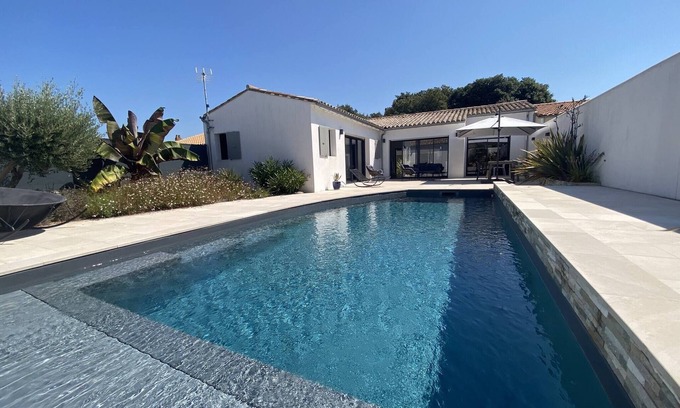 Rivedoux-Plage Villa | Villa des Chênes Verts : villa with heated pool for up to 8 people.
