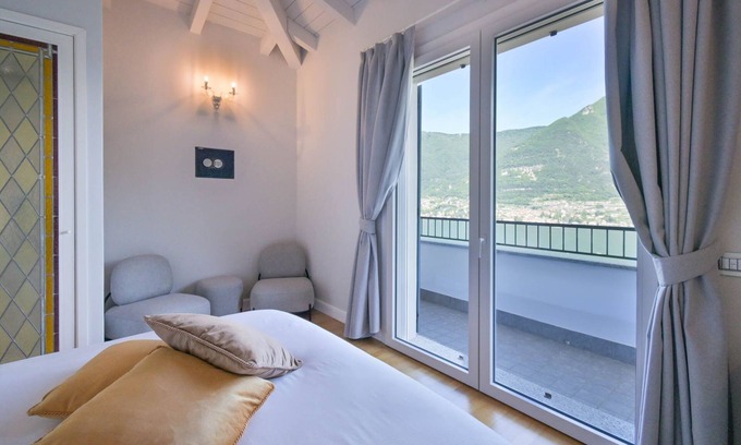 Riva Villa | Villa di Lusso Fronte Lago con Vasca Idromassaggio e Garage