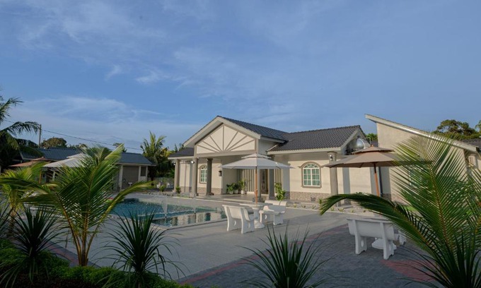 Kampung Bukit Katil Villa | Villa Dracaena Melaka - Private Pool, Hill View, 20 minutes to Town