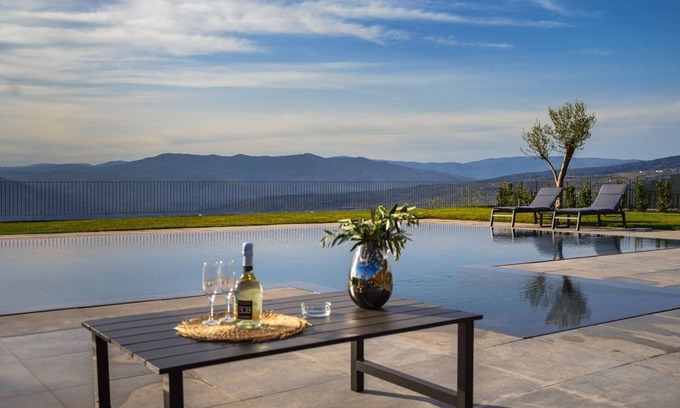 Adrano Villa | Villa Esclusiva con Piscina a Sfioro nel Cuore Dell'oro Verde Dell'etna