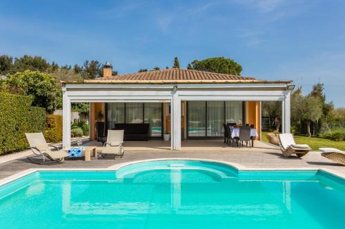 Nurachi Villa | [Villa Fenice] Swimming Pool, big garden & Gym