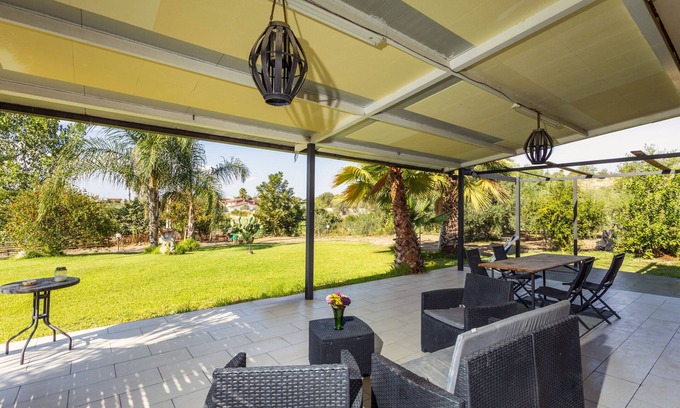 Carlentini Villa | Villa 'Green Garden' with Private Terrace, Wi-Fi and Air Conditioning