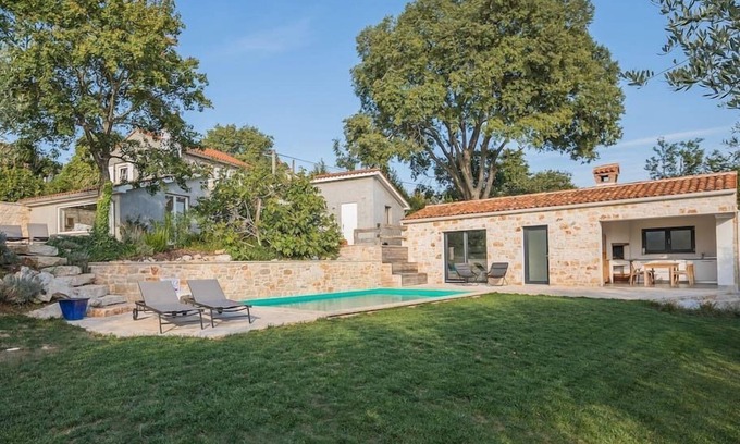 Vizinada Villa | Villa Hideaway – with heated pool, sauna and BBQ