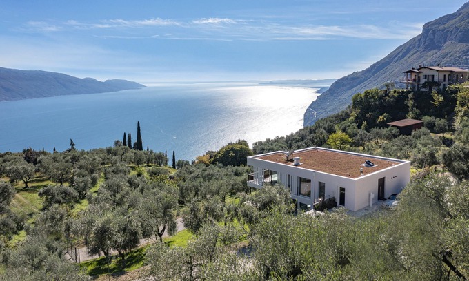 Gardola Villa | Villa in an olive grove with breathtaking lake views