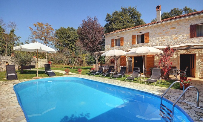 Gracisce House | Villa in Batlug with Private Pool