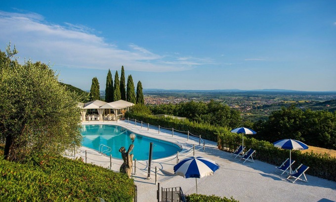 Pieve a Nievole Villa | Villa in Montecatini Alto with 6 bedrooms sleeps 14