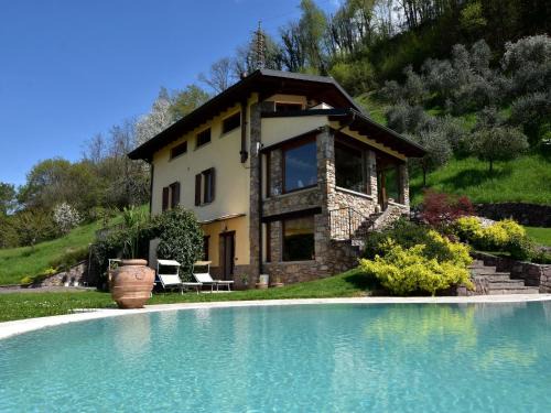 Pisogne Apartment | Villa in Pisogne with pool, garden and lake view
