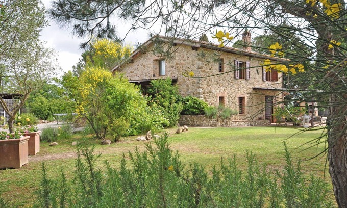 Quercegrossa Villa | Villa in Poggiarello-ripa with 3 bedrooms sleeps 5