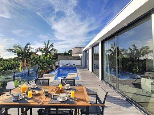 Arco da Calheta Villa | Villa Lilian by LovelyStay