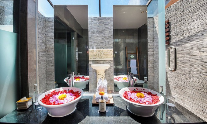 Sunset Road Villa | Villa Lilja