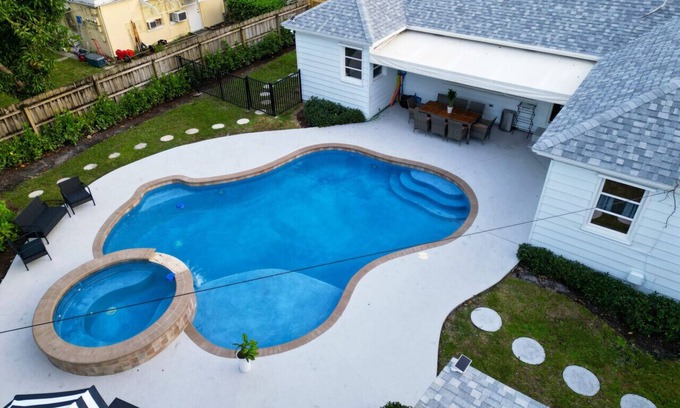 Pinewood Park House | Villa Marina - Pool, Mins to DT + Beach