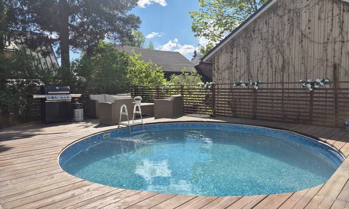 Koillinen District House | Villa Mosahiisi Charming Poolside Getaway