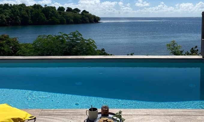 Le Robert Villa | Villa NALA seaside pool standing, relaxation facing the lagoon feet in the water