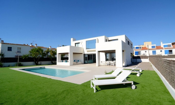 Mas Pinell Villa | Villa near Mas Pinell Beach with Private Pool