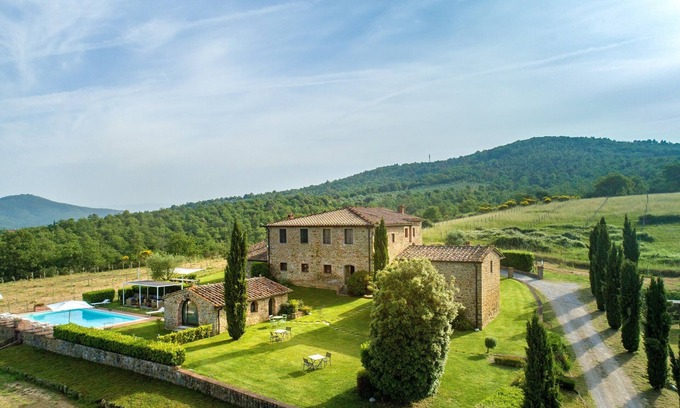 Rapale Villa | Villa near Siena with 9 bedrooms, private pool, Sauna and A/C!
