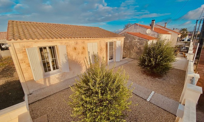 Rochefort House | Villa near the town center, close to shops and beaches