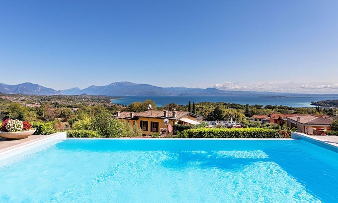 Lonato del Garda Villa | Villa Perla by Wonderful Italy