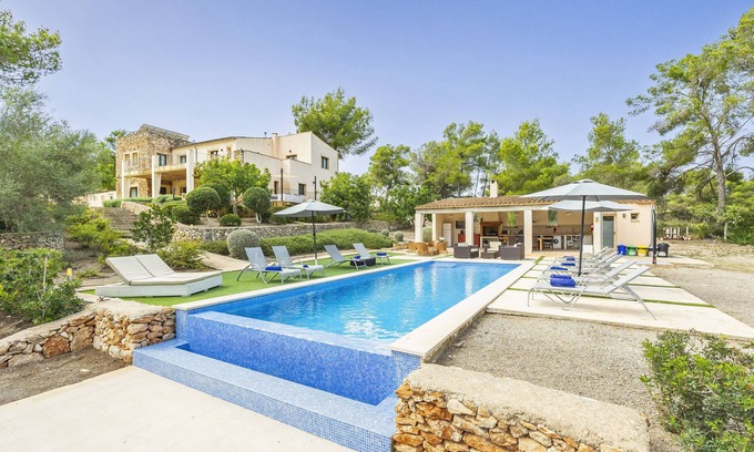 Felanitx Villa | Villa 'Pins' with Mountain View, Wi-Fi and Air Conditioning