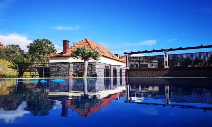 Prazeres Cottage | Villa Prazeres - Free Wifi, Private pool, garden, BBQ between the Sea and the Sierra