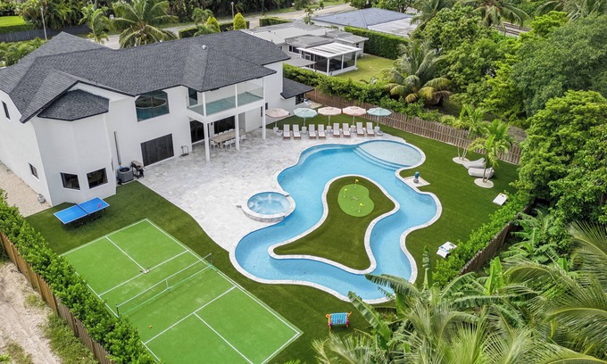 Miami Shores House | Villa Rio Grande 8BR Lazy River Pool + Pickleball