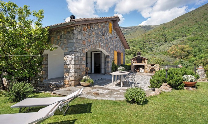 Cisano sul Neva Villa | Villa 'Rosmarino' with Mountain View, Wi-Fi and Air Conditioning