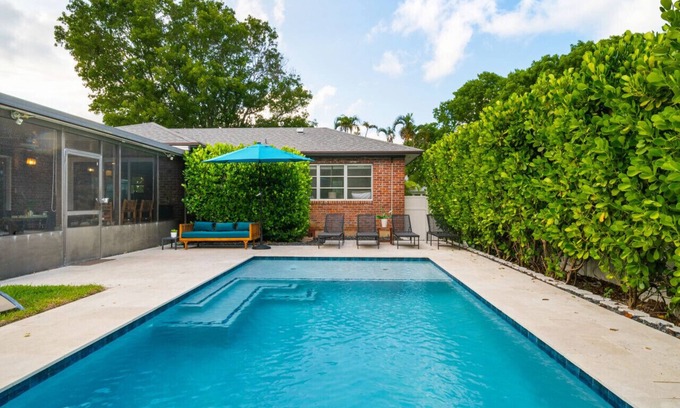 Pinewood Park House | Villa Solana - Pool, Game Room, Mins to DT