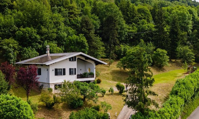 Treviso Bresciano House | Villa tra montagna e laghi 14 posti