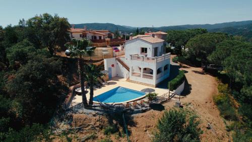 Calonge House | Villa Treehouse by Alvent Holidays